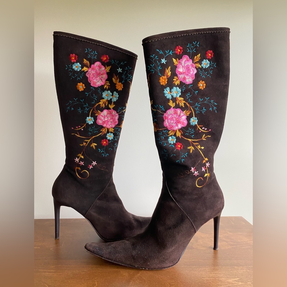 Vintage Italy Brown Suede Tall Boots Pointed Toe Floral Embroidery 4” Heel Sz 38